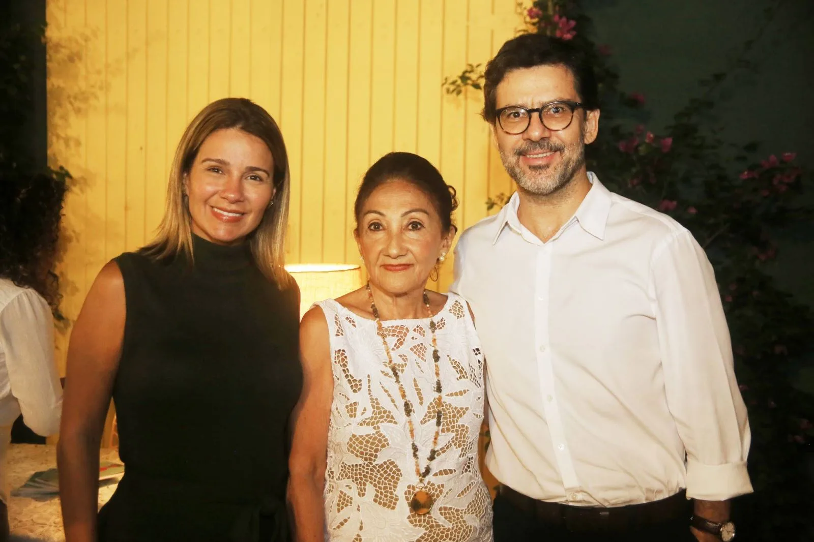 Gilda Freitas lança livro "Bandas e Bundas, Ave-Maria, Amém!"