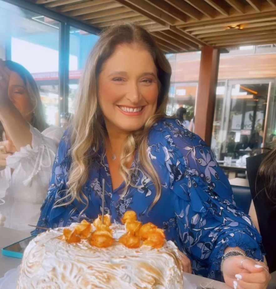 Karina Bezerra ganha o carinho e os parabéns de turma de amigas