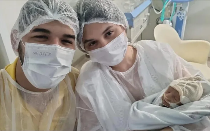 Zé Vaqueiro compartilha foto com filho caçula, que nasceu com má-formação congênita