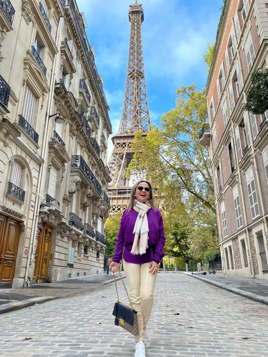 Lara Maia curte temporada na França com a família