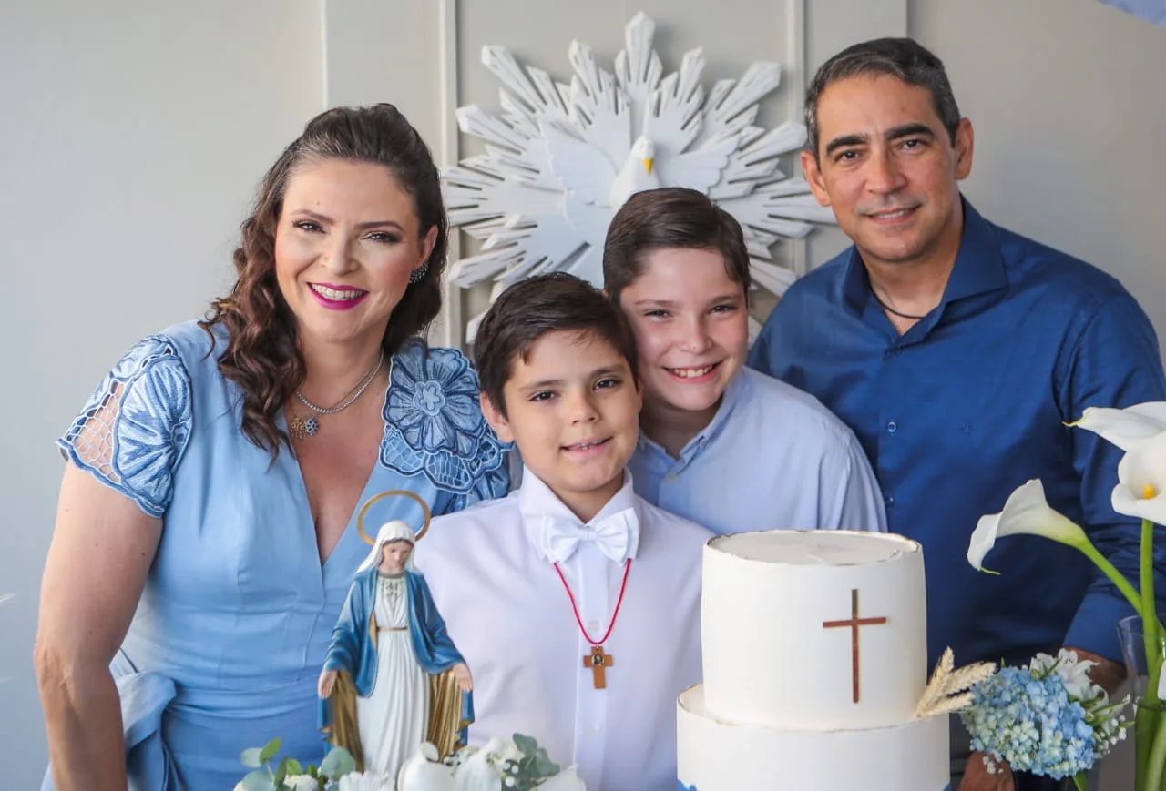Christianny Diógenes e Will Maranhão celebram a Primeira Eucaristia do caçula, Levi