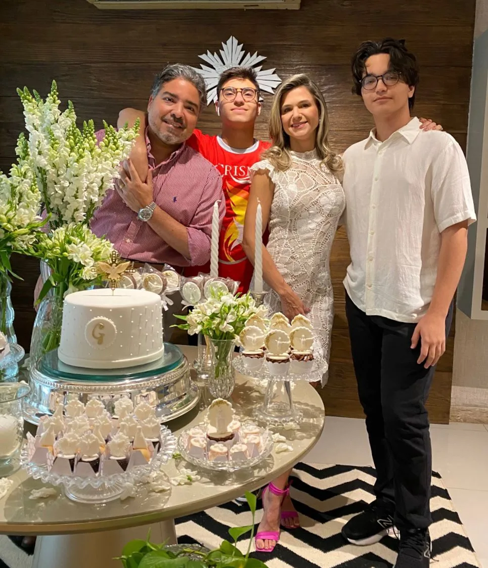 Aline e Leandro Vasques celebram a Crisma do filho Gabriel