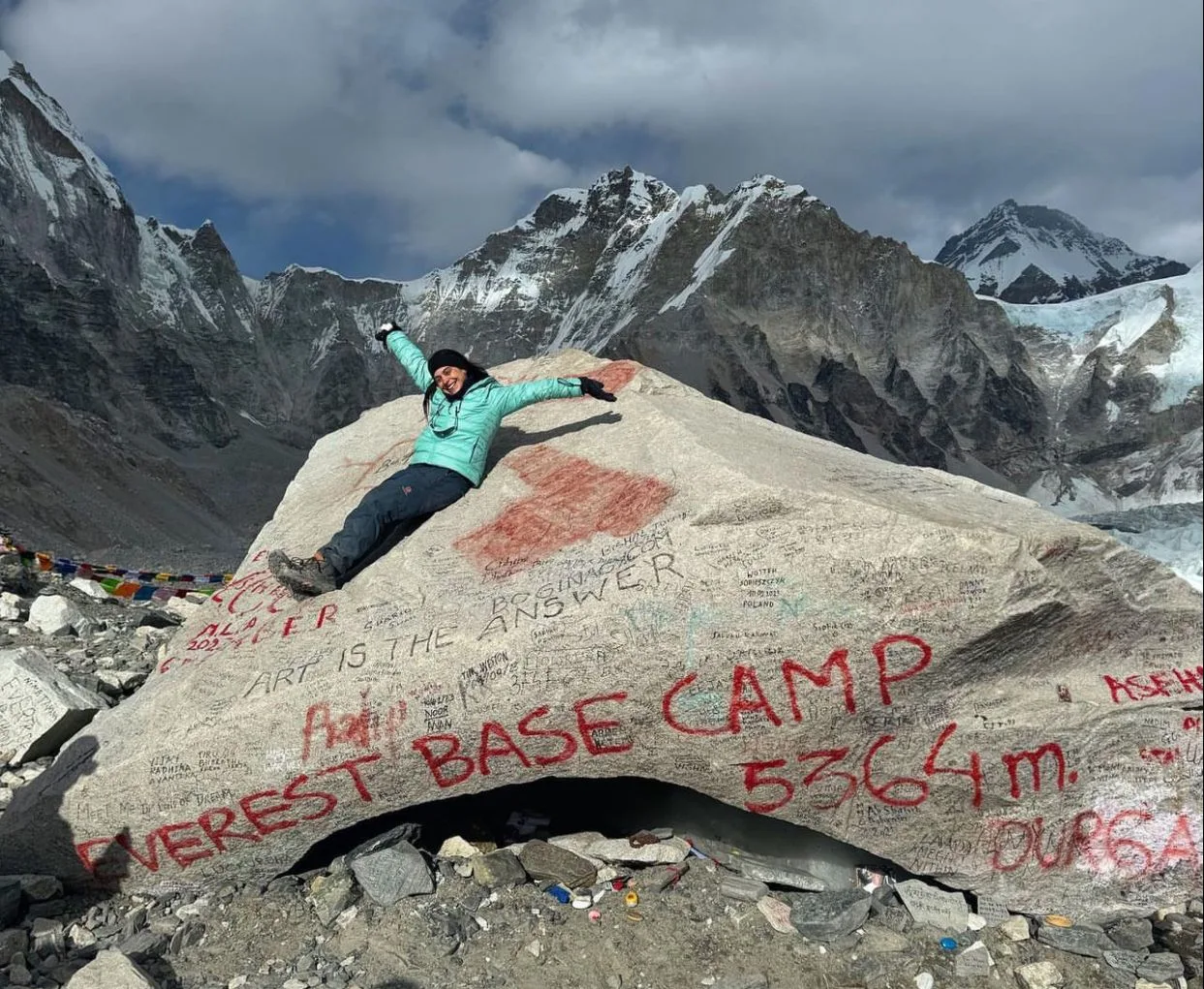Rebecca e Beatriz Albuquerque em temporada de trekking com grupo por Nepal
