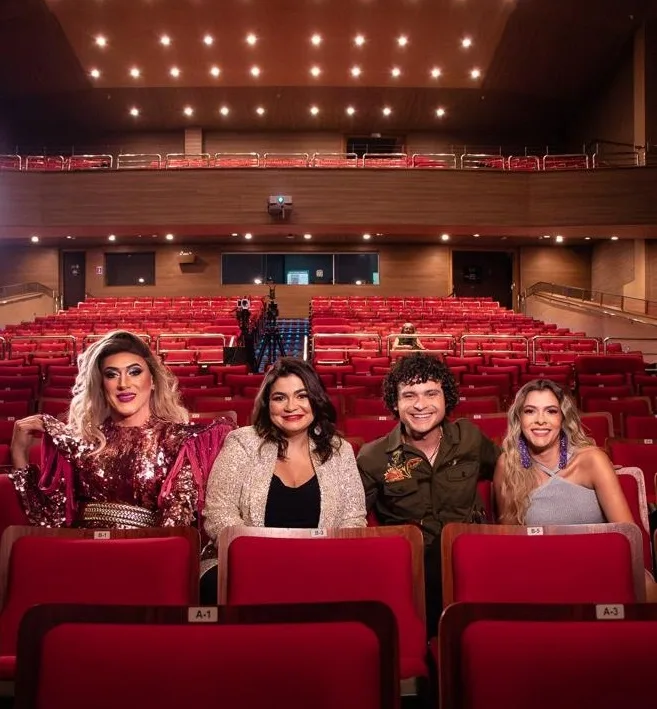 Das telas para os palcos: Espetáculo Teatral "Assistiu pq quis"