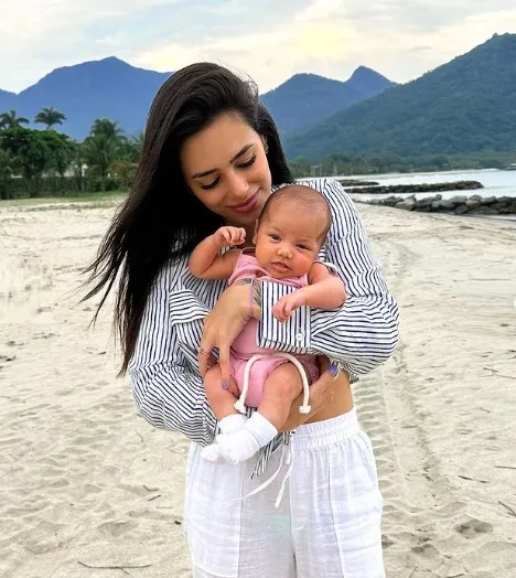 A influenciadora Bruna Biancardi mostrou sua filha com Neymar Jr pela primeira vez na praia