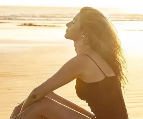 Gisele Bündchen compartilha foto de maiô em praia e faz reflexão
