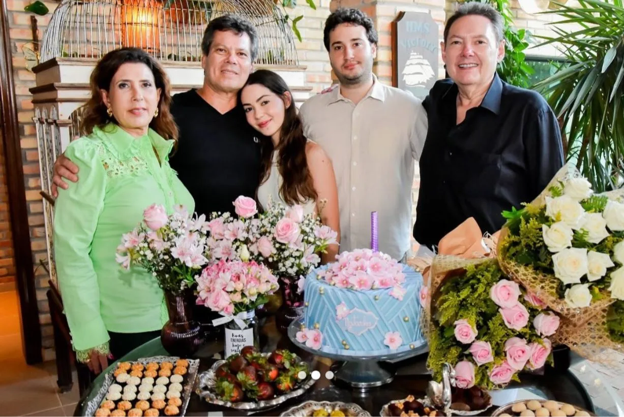 Natasha Dias Branco celebra a nova idade ladeada por familiares e amigos no Fortim