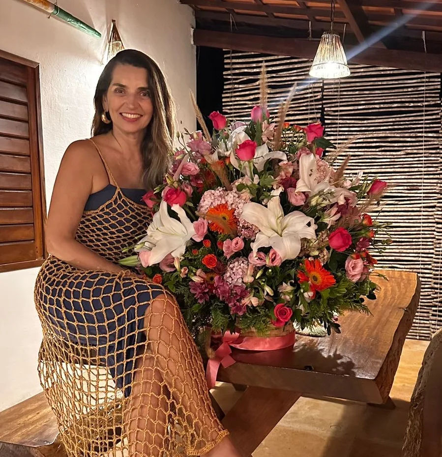 Márcia Travessoni celebra passagem pela folhinha na paradisíaca praia de Moitas