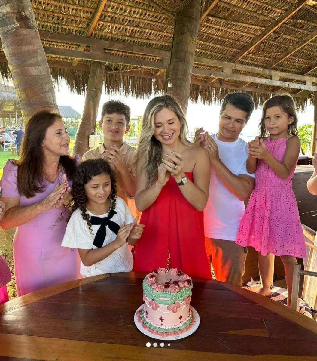 Camily Cruz reúne familiares e amigos para brindar a nova idade