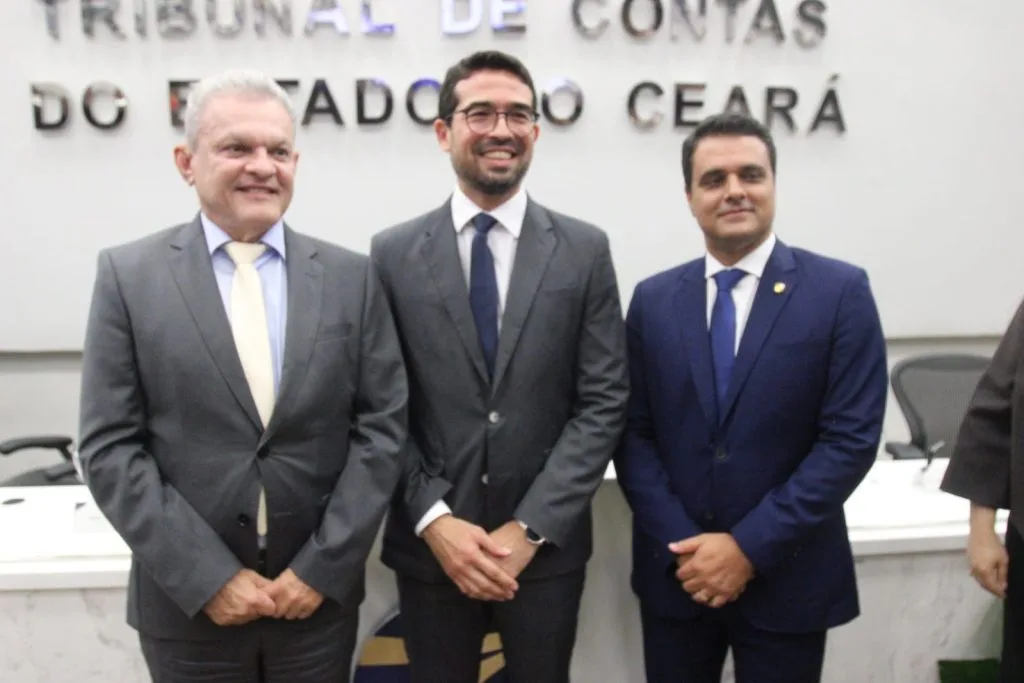 Rholden Queiroz é empossado na Presidência do TCE para o biênio 2024-2025