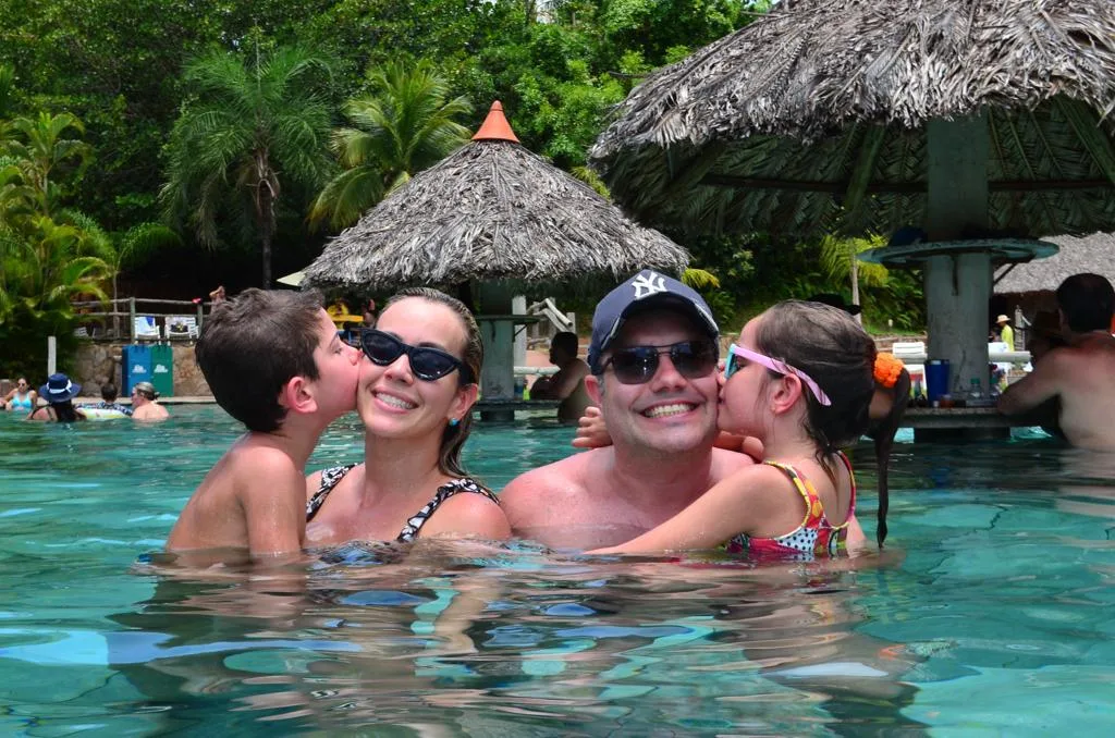 Marianna Thiers e Bruno Cals curtem férias com a família em Rio Quente
