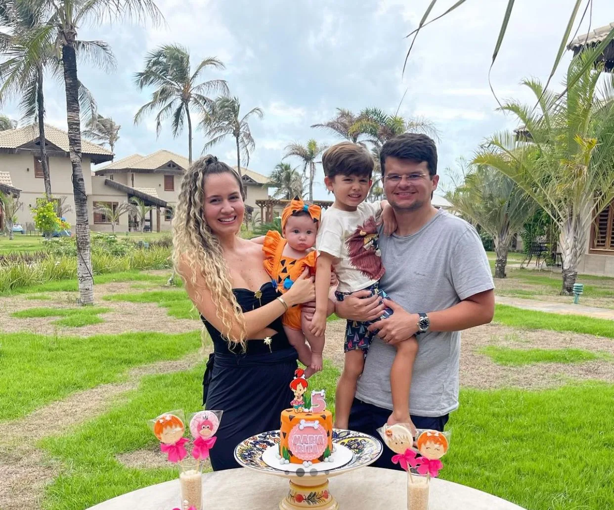 Hanna e Thiago Joca celebram os cinco meses da filha Maria Rita