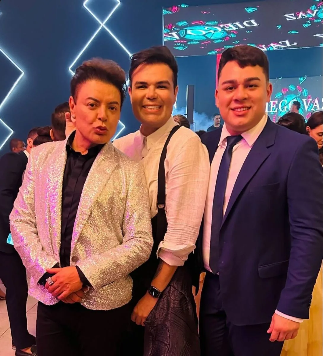 Hermano Bezerra celebra formatura em Odontologia ao lado de David Brazil e Lino Villaventura