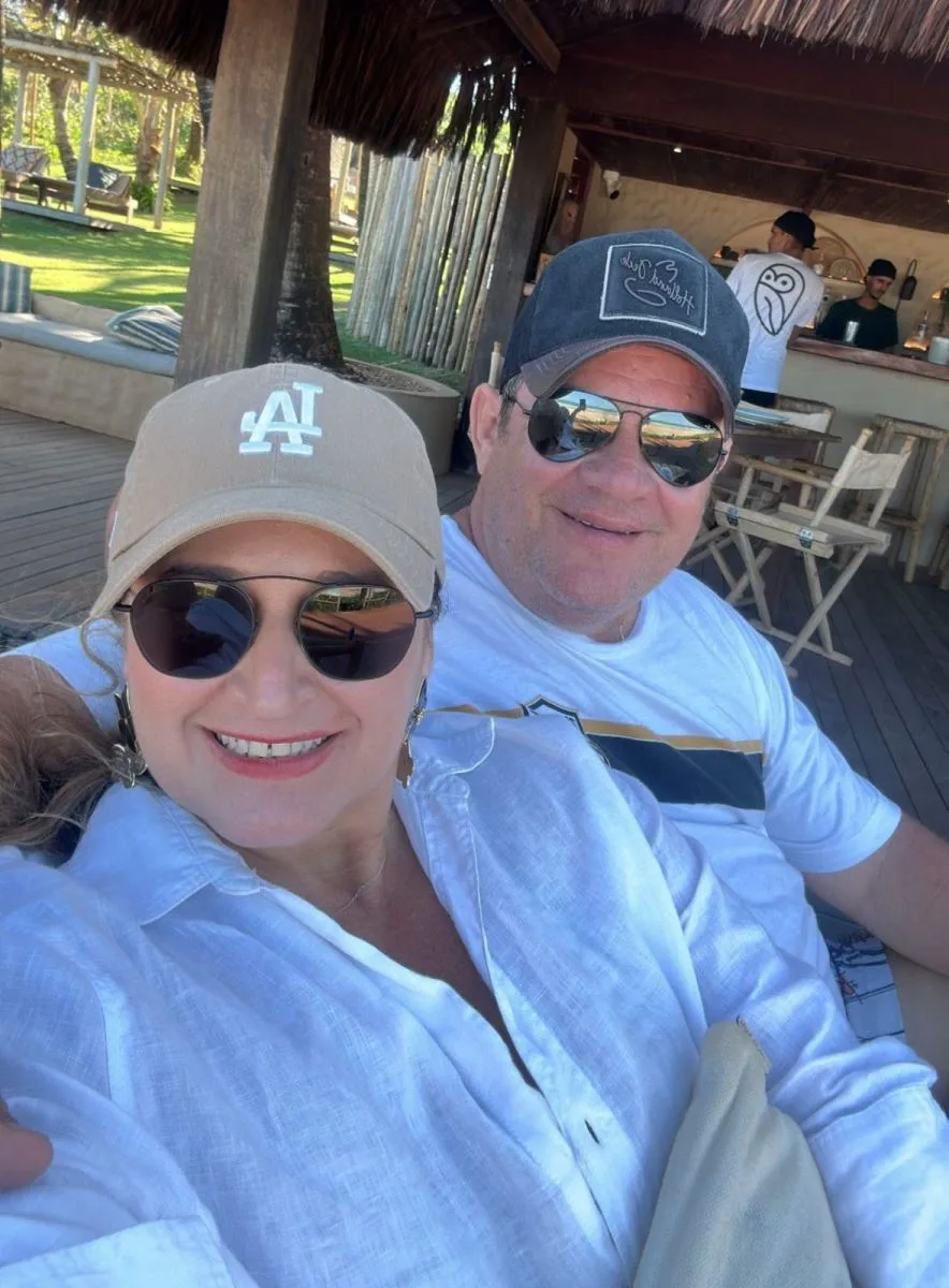 Karina Bezerra e Adriano Assunção brindam seu amor e união em Pipa
