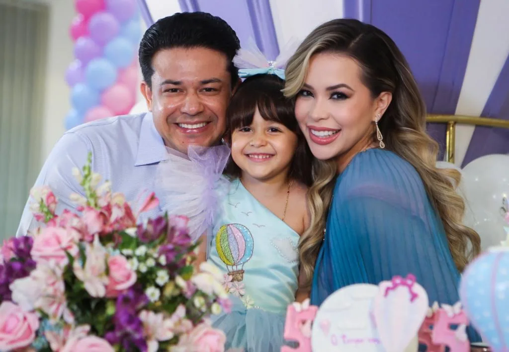 Sabrina Cardoso e Acácio Júnior festejam os cinco anos da filha Laura