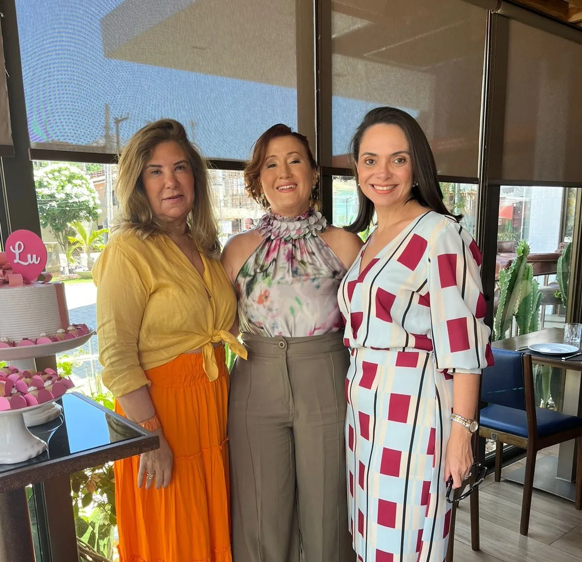 Lu Freitas ganha os parabéns em festa de aniversário surpresa