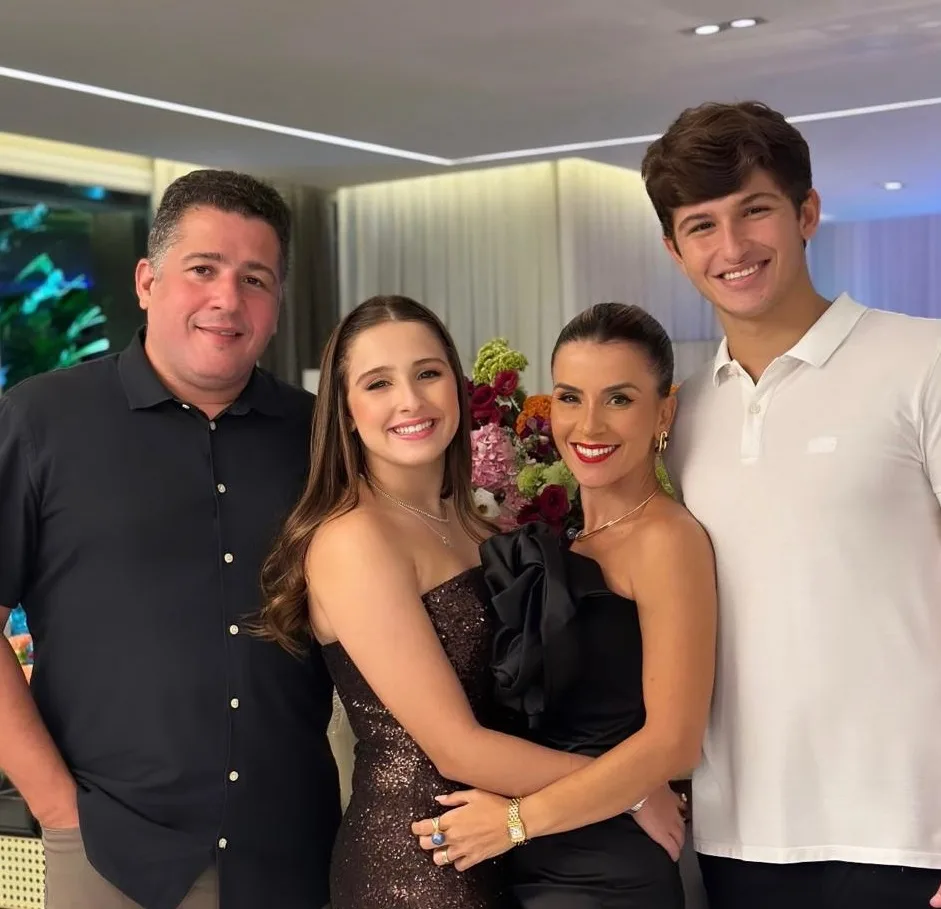 Roberta Quaranta e Mozart Gomes celebram 15 anos da filha Laura