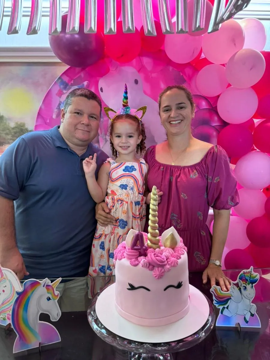 Laura Mota e Fernando Dias celebram os quatro anos da filha Maria Fernanda