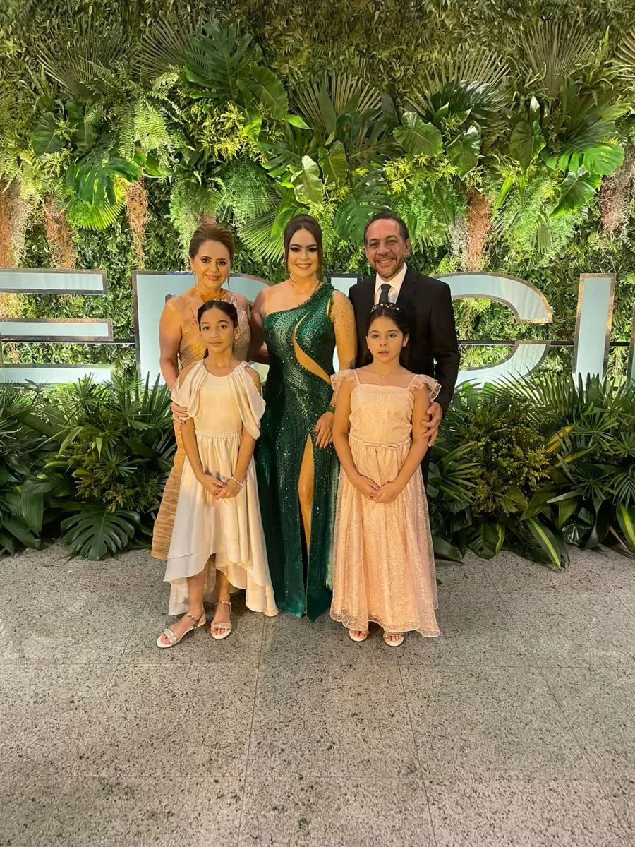 Rosângela e Tadeu Oliveira transbordam felicidade na formatura da filha Larissa
