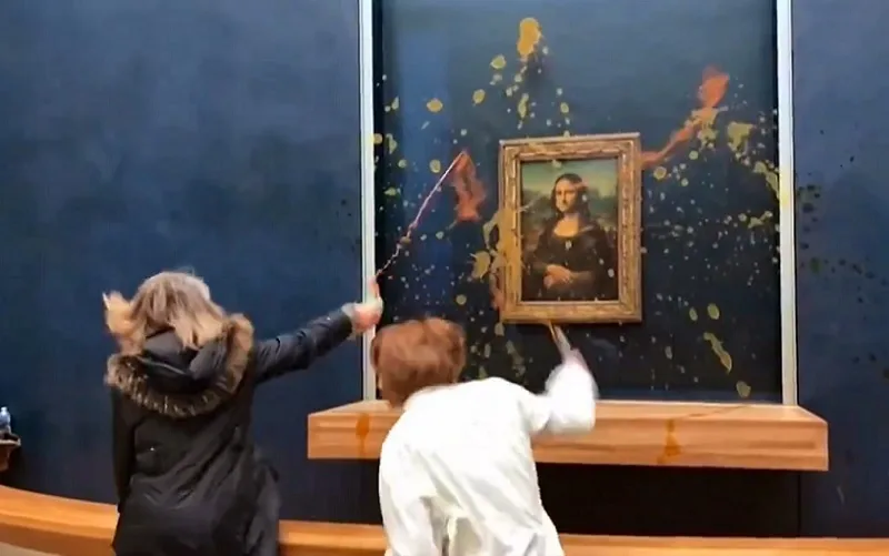 Pintura "Mona Lisa" é atacada com sopa por ativistas