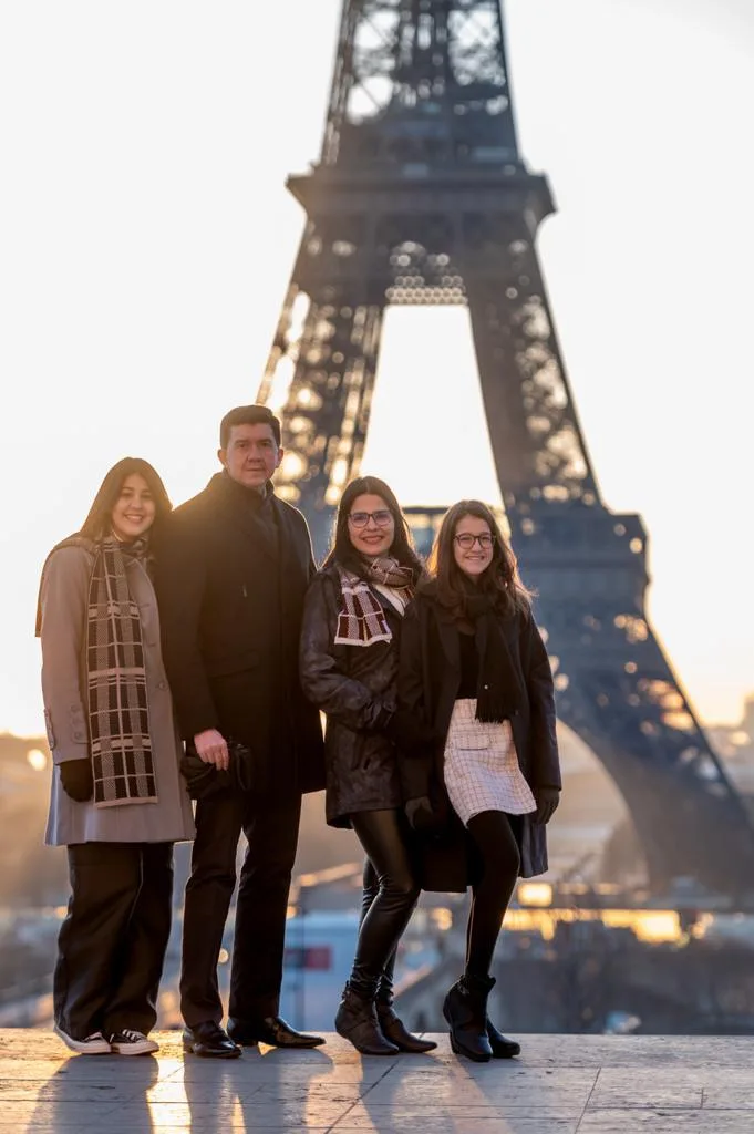 Clarissa e Edson Santana curtem férias com as filhas na Europa