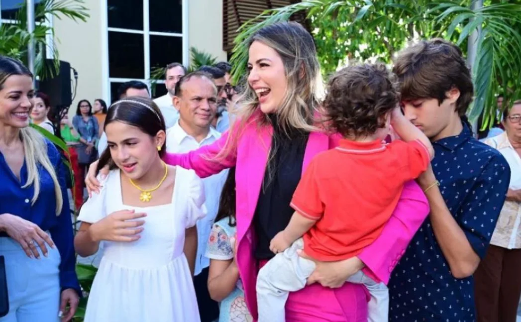 Onélia Santana é surpreendida com celebração aniversarial