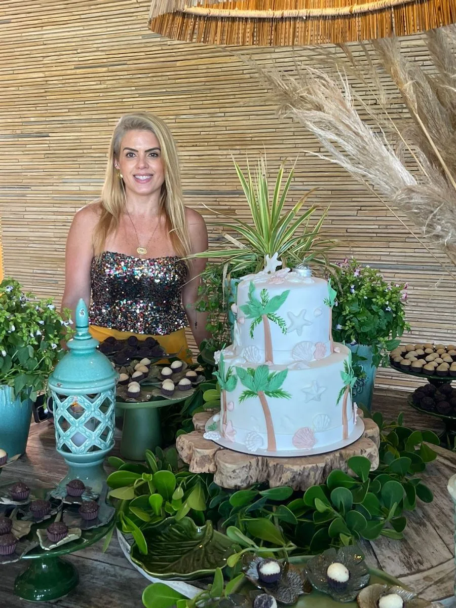 Letícia Studart festeja passagem pela folhinha no Cumbuco