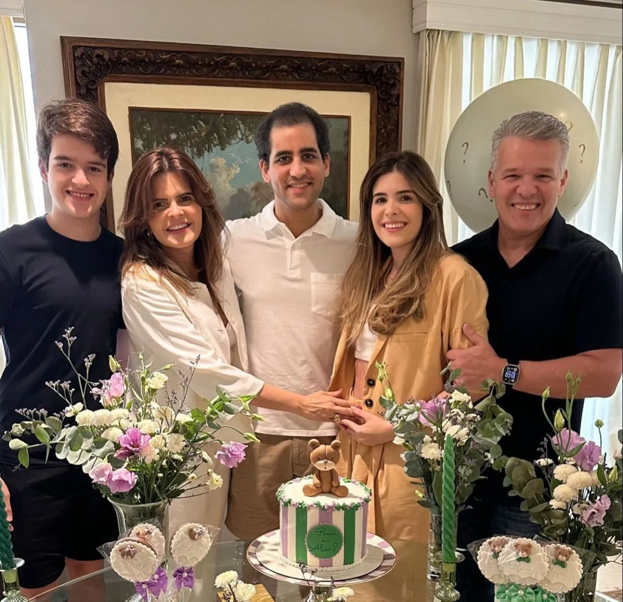 Marcella Feitosa e Victor Ary anunciam espera de uma menina em chá revelação