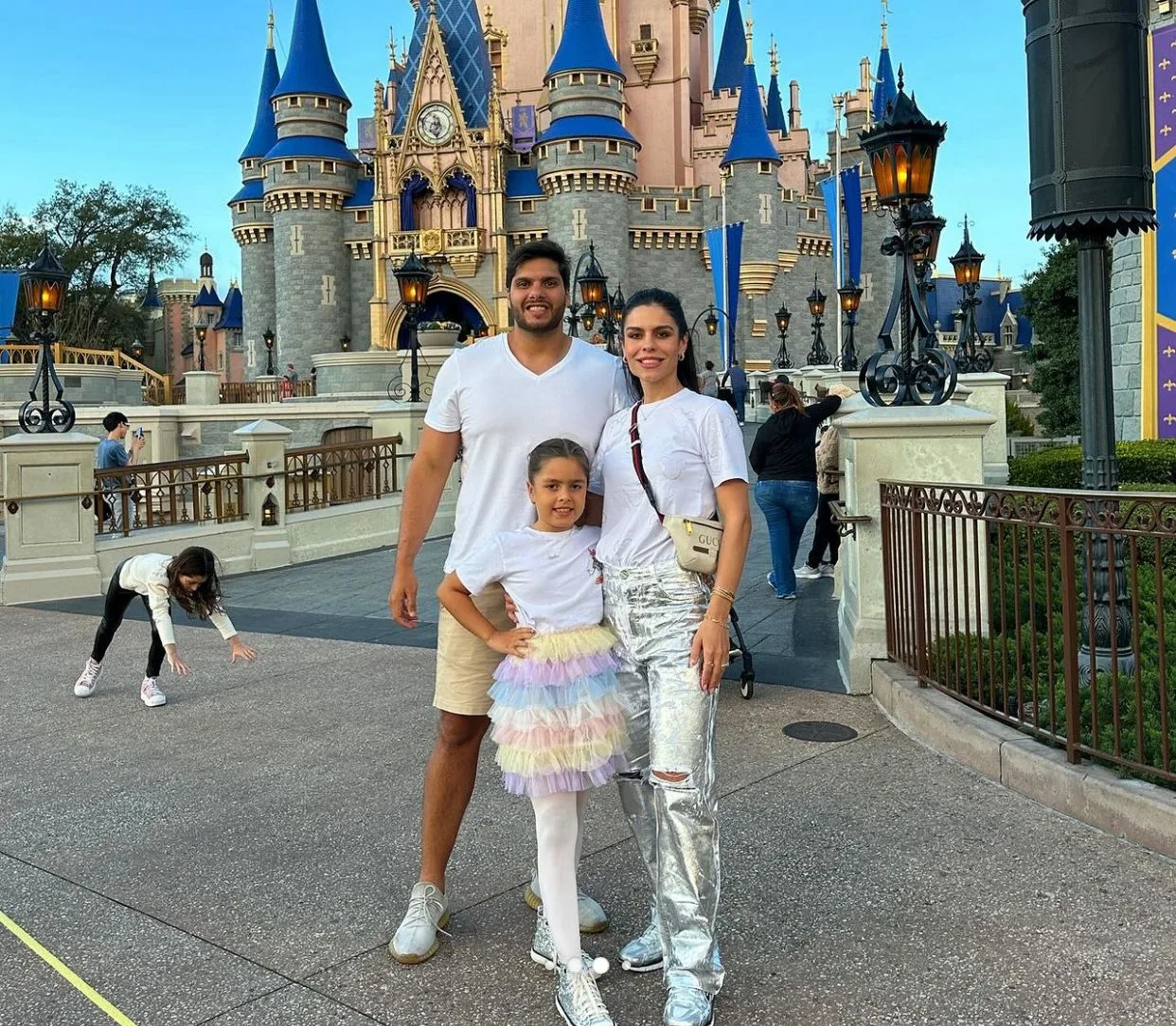 Camila Nogueira e Rômulo Leite curtem férias na Disney com a filha Sophia