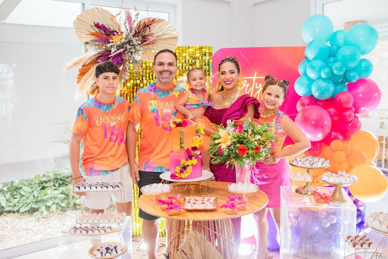 Isa Xavier celebra nova idade em animado bloquinho