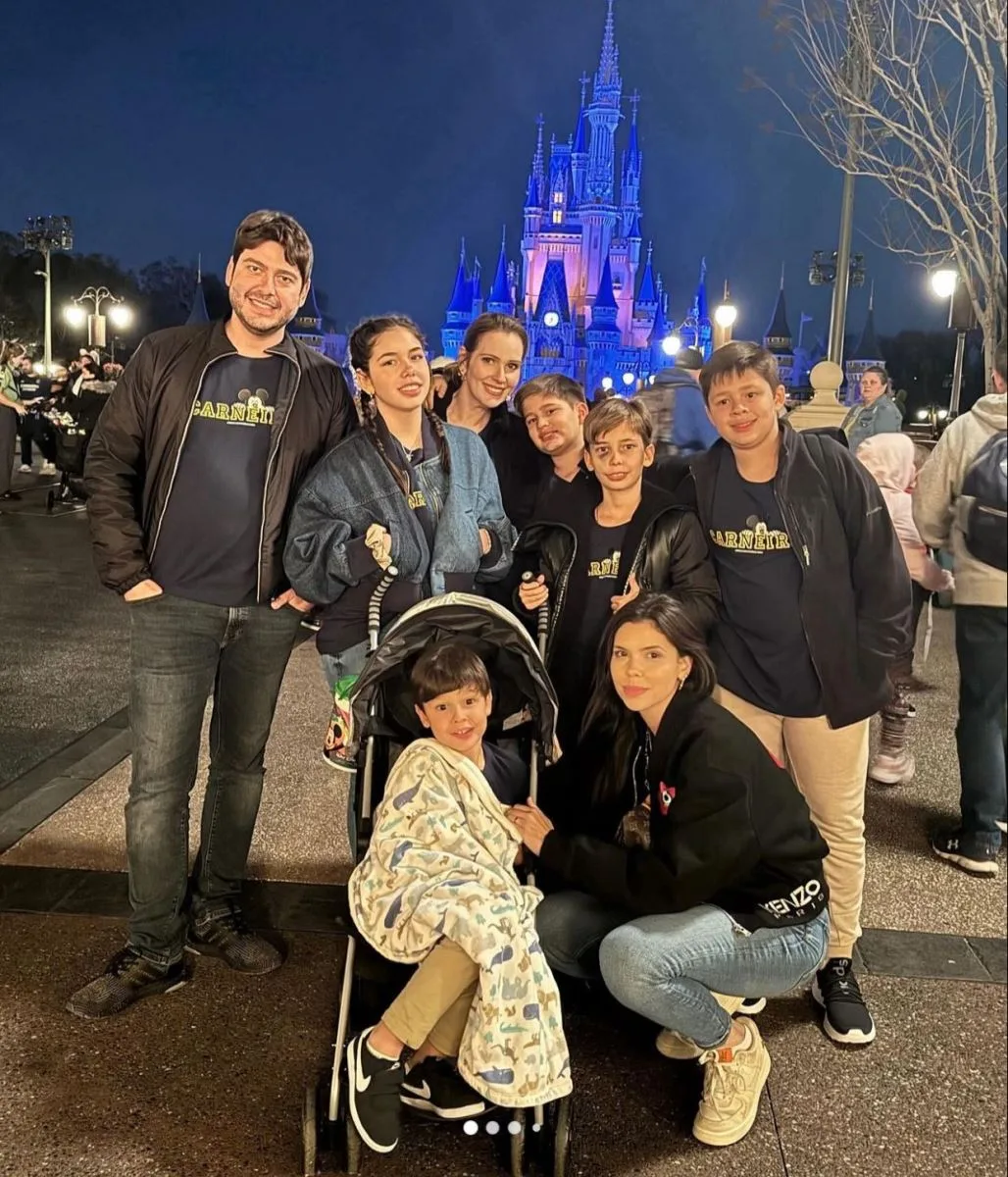 Milena Munhoz e Rosalvo Carneiro vivenciam os encantos da Disney com a família