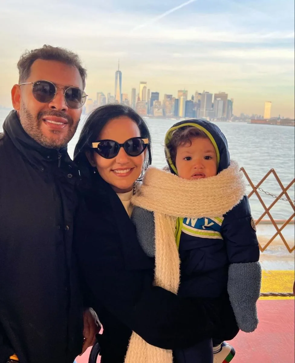 Luciana Ribeiro e Thiago Camelo curtem Nova York com o filho, Lael
