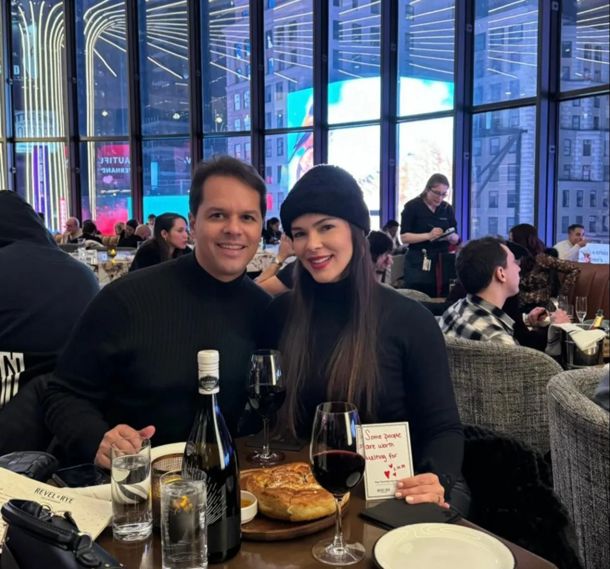Carolina Freund e Damião Tenório brindam o amor em Nova York