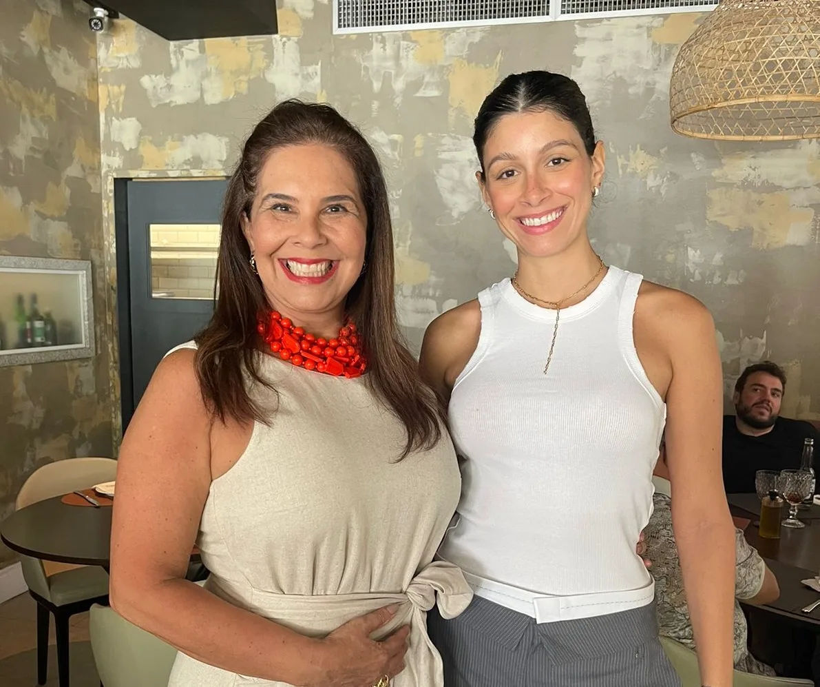 Genna Campos ganha b-day surprise orquestrado por amigas