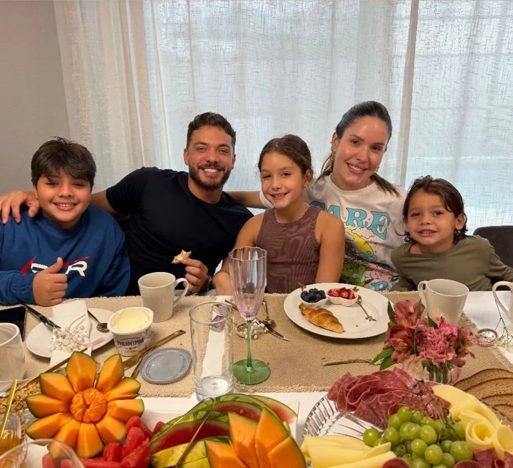 Thyane Dantas e dona Bill assopram velinhas em temporada em Orlando