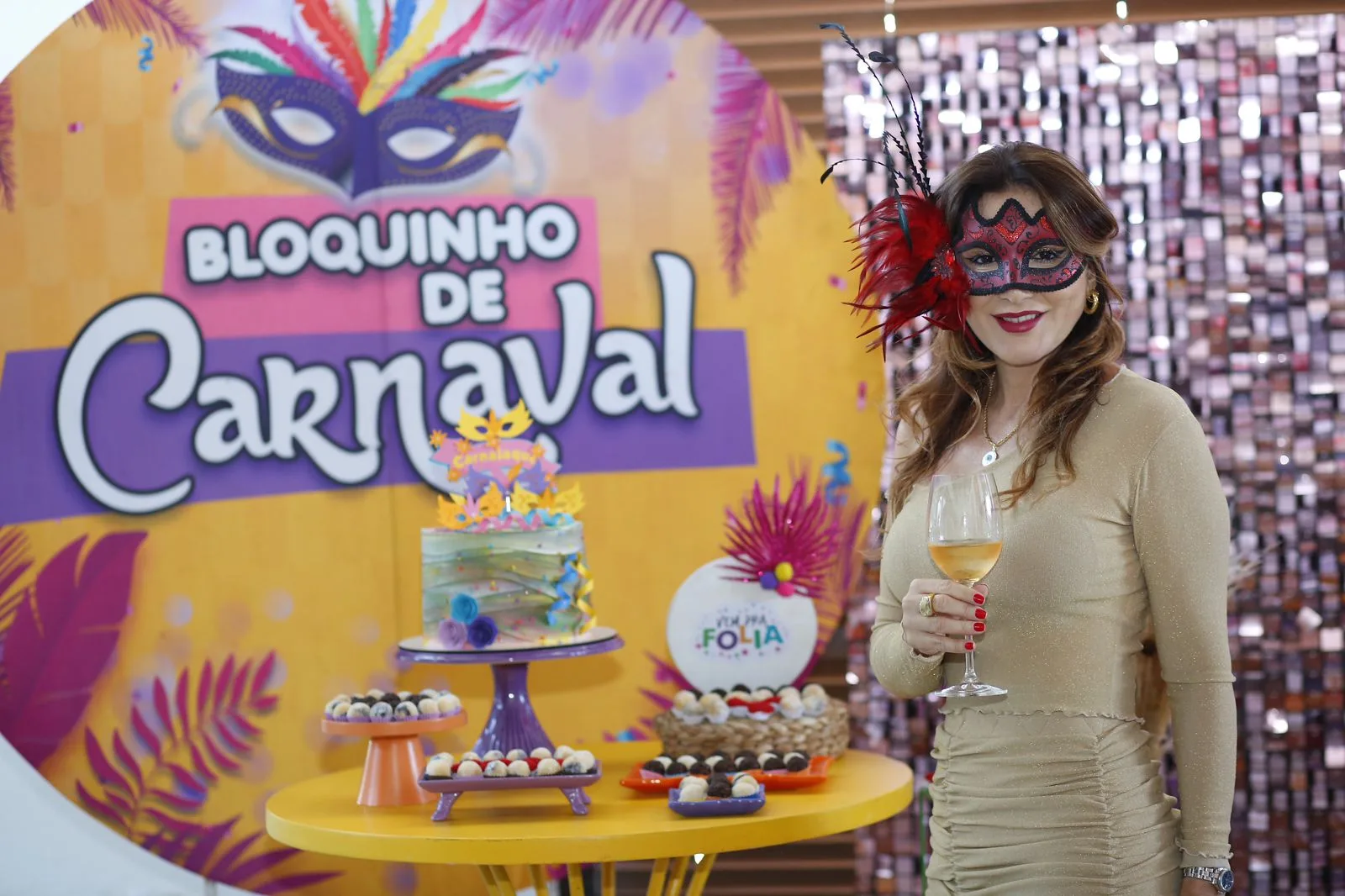 Em clima de Carnaval, Jaqueline Maya comemora aniversário no Ideal Clube