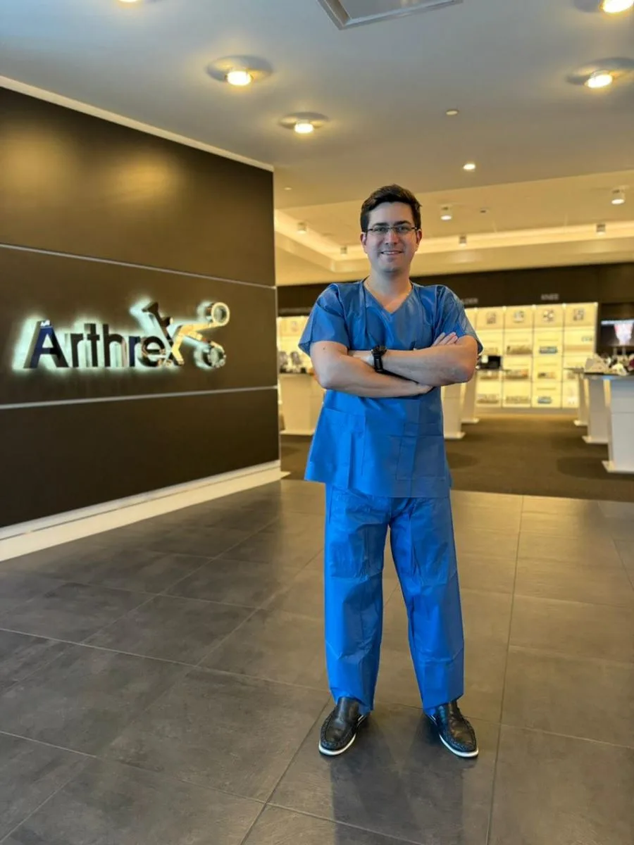 Eduardo Vasconcelos finaliza curso de técnicas avançadas em cirurgia do joelho na Flórida