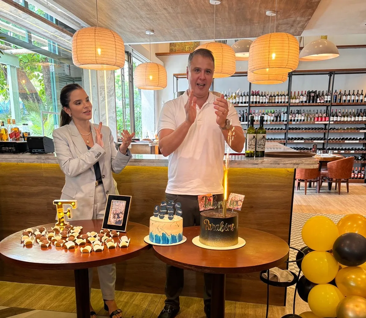 Fabrício Martins comemora nova idade em festa surpresa