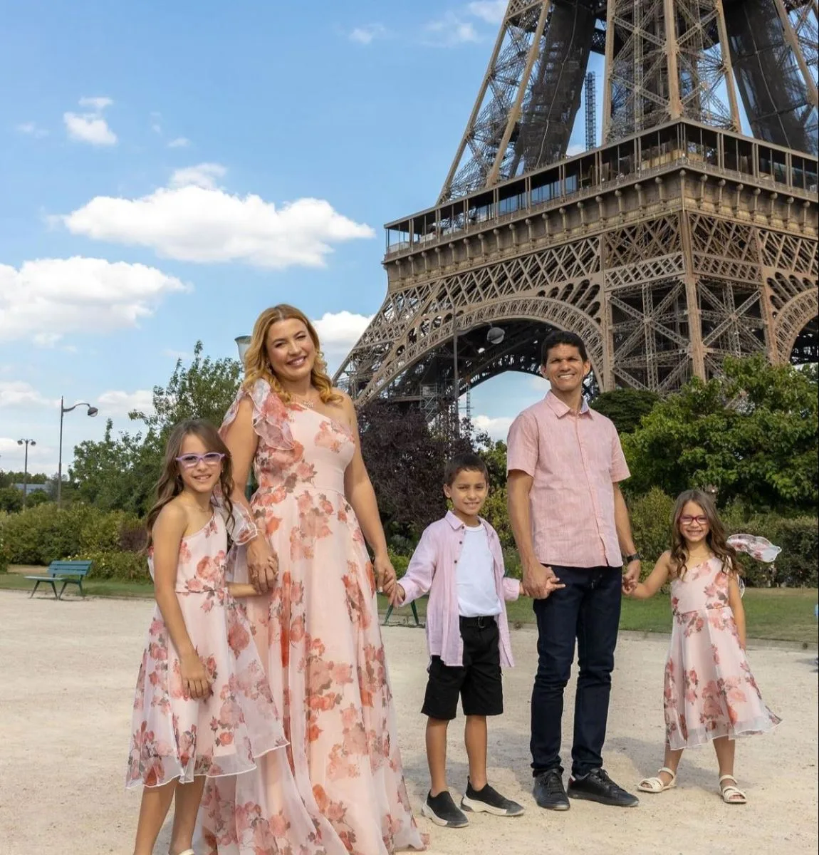 Natália Varela e Magno Alves pegam a rota de Paris com os filhos