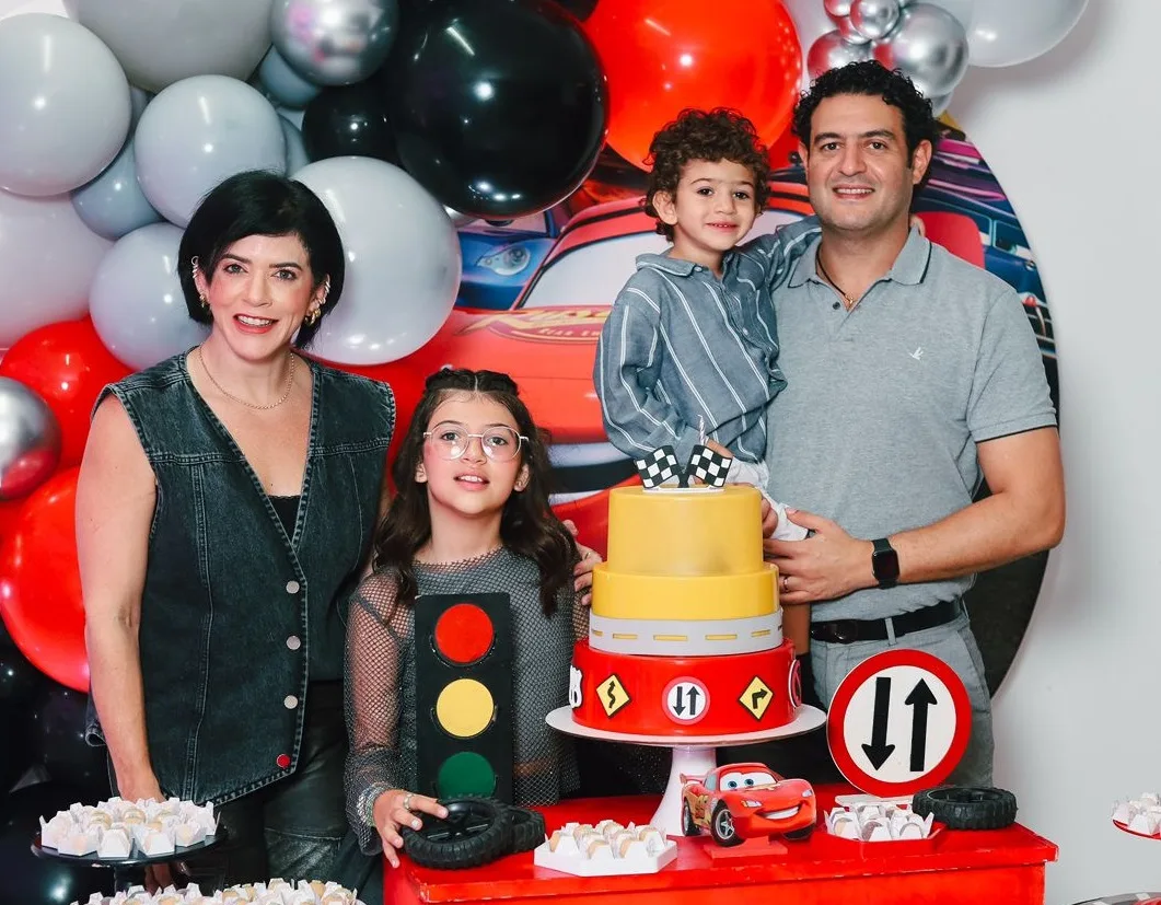 Thais e Helder Moreno armam festa dupla para os filhos, Lara e Luiz