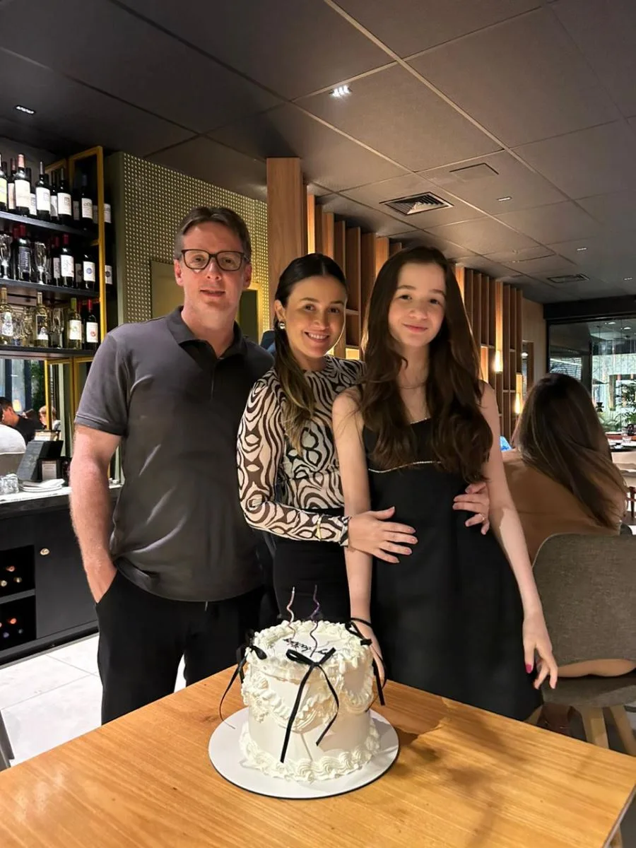Rafaella e Erik Kleinberg cantam parabéns para a filha Nicole