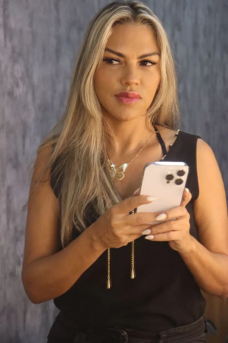 Conheça Simone Oliveira, Hair Artist especialista em mechas