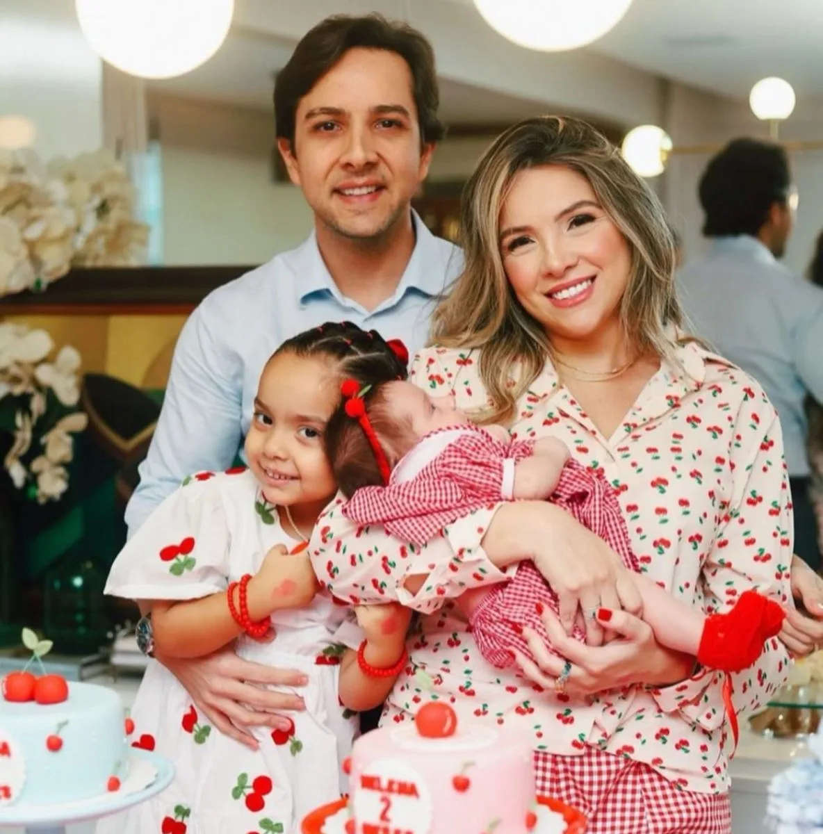 Lina Ponte e Diego Kaur celebram os dois meses da filha Helena