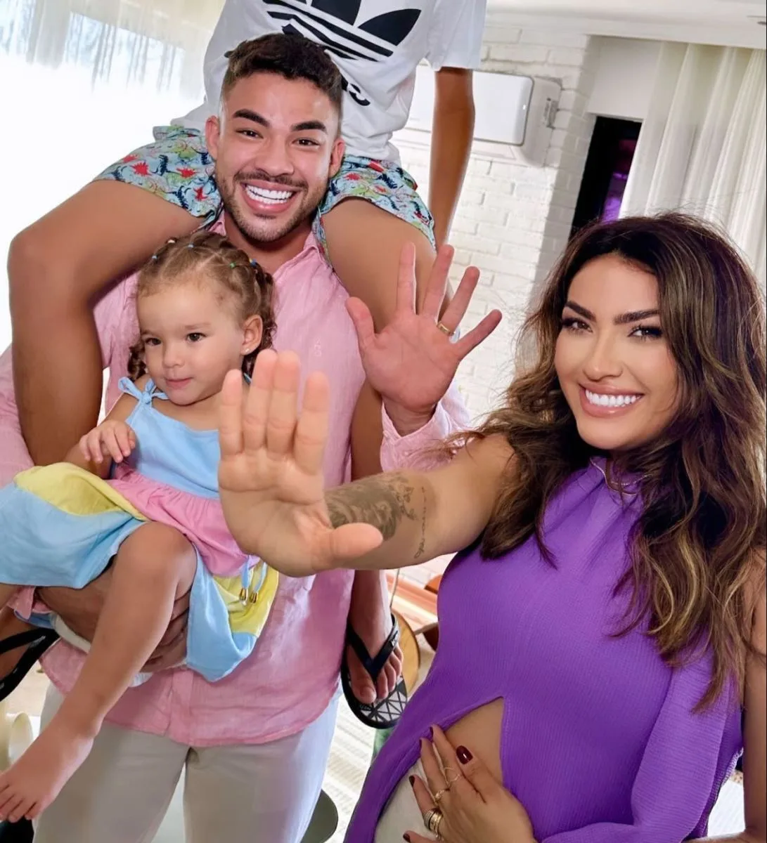 Thayse Teixeira e Leonardo Meireles comemoram mais um aviso da cegonha