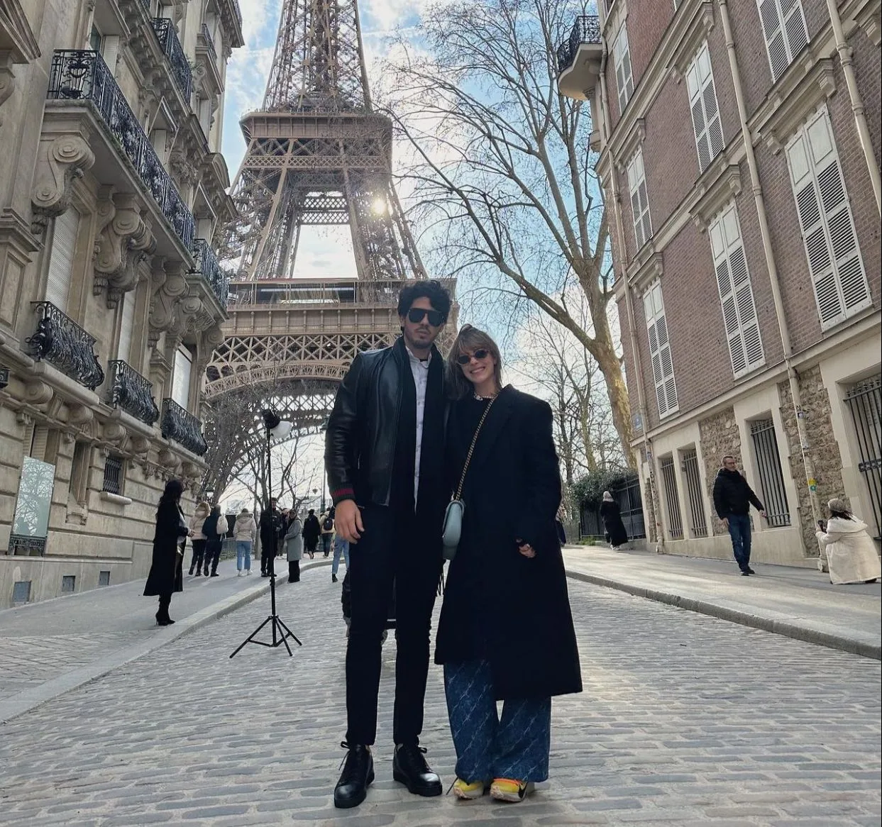 Maria Dias e Vinicius Machado ficam noivos em viagem