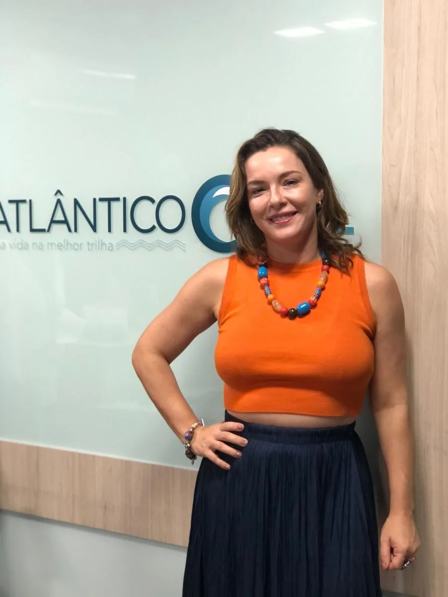 Atriz Regiane Alves visita Grupo Cidade de Comunicação