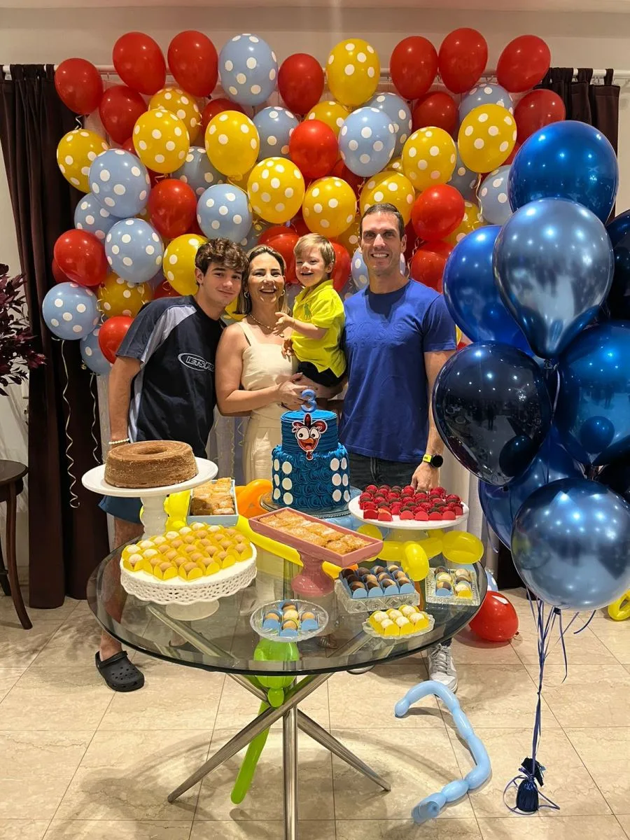 Gaída Dias e Flavio Furtado assopram as três velinhas do filho Miguel Neto