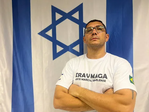 Policial que dedica a vida ao ensino do Krav Maga, treinando mulheres em situação de vulnerabilidade