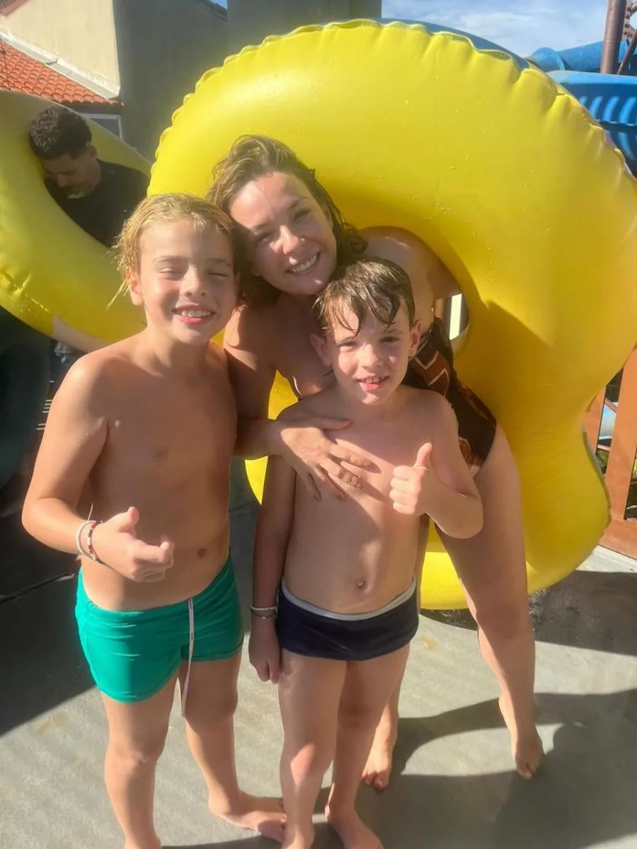Regiane Alves se diverte com filhos no Beach Park