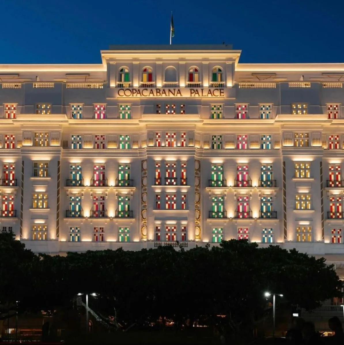 Icônica fachada do Copacabana Palace recebe intervenção do artista francês Daniel Buren